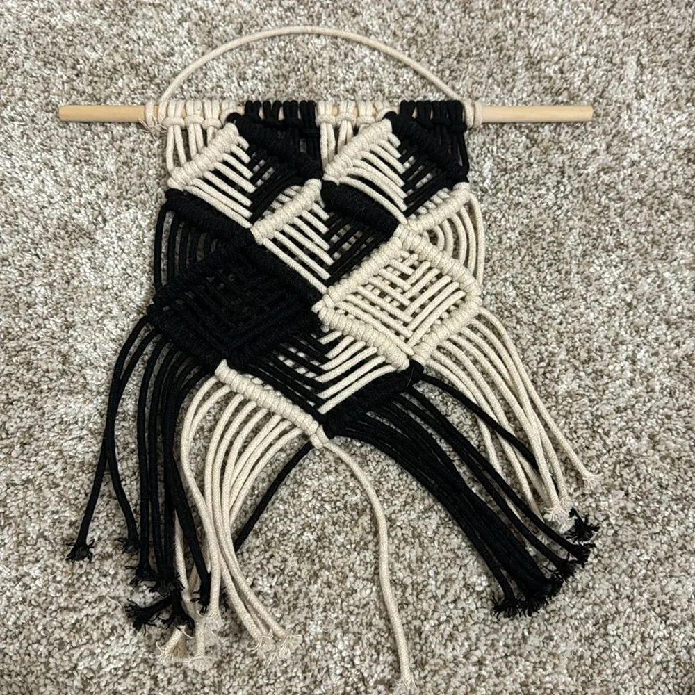 Small macrame wall hanging - Picture 2 of 2